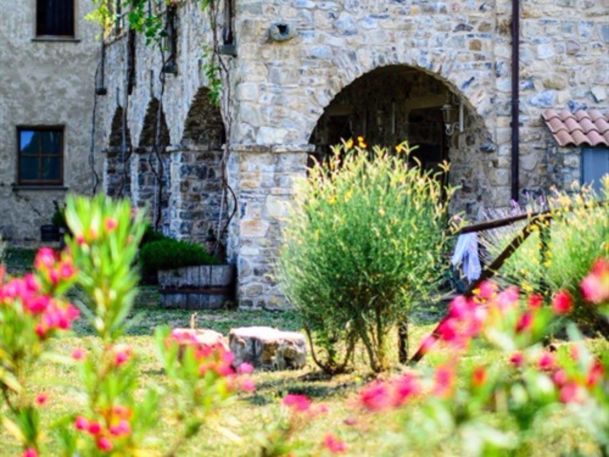Agriturismo Podere Conti Filattiera Exterior foto